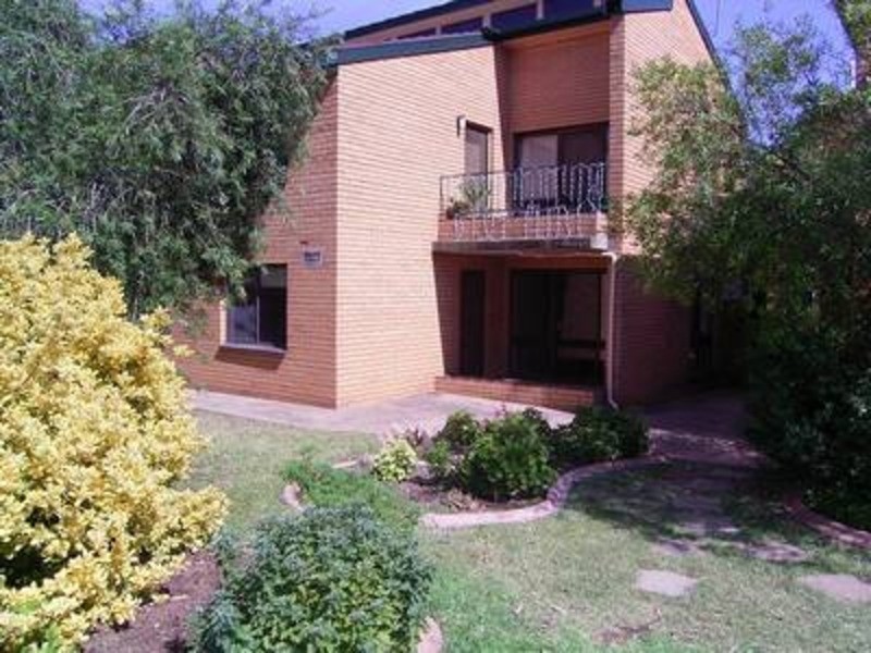 2/9 Henschke Avenue, Tolland NSW 2650