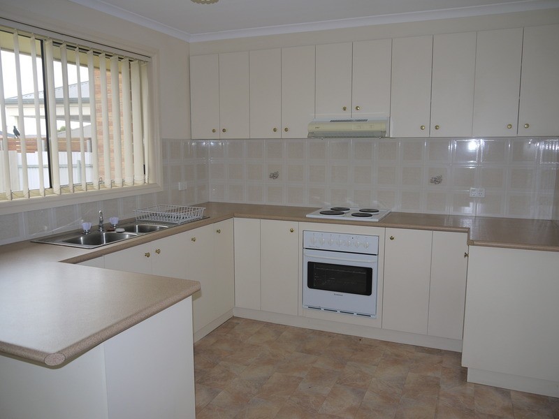 2/15 Yeomans Place, Kooringal NSW 2650