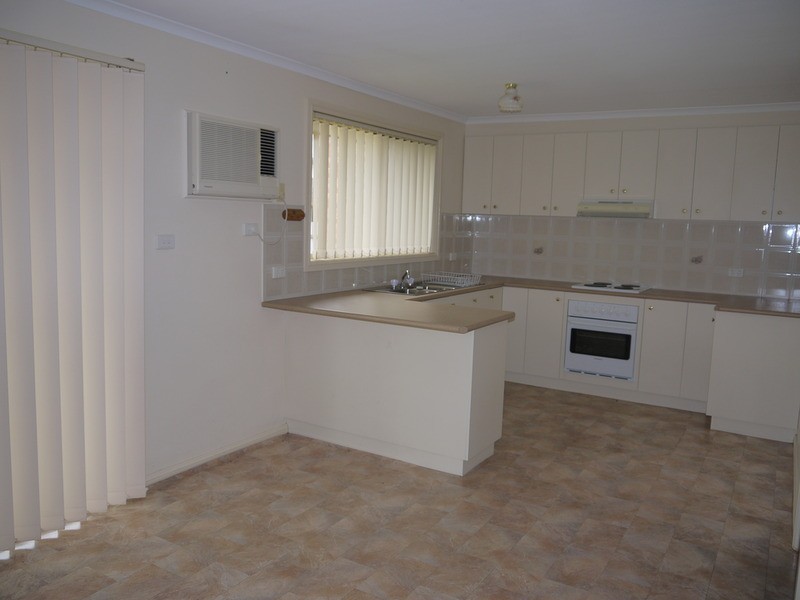 2/15 Yeomans Place, Kooringal NSW 2650