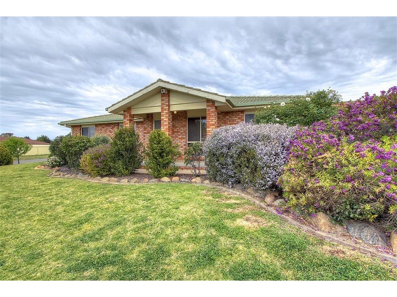 111 Balleroo Crescent, Glenfield Park NSW 2650