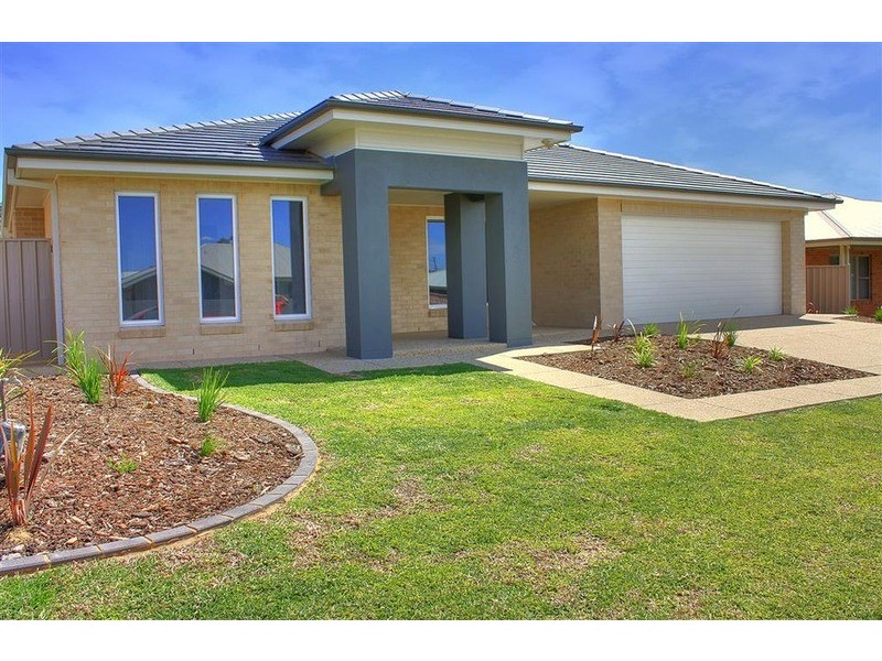 8 Bogong Crescent, Lloyd NSW 2650