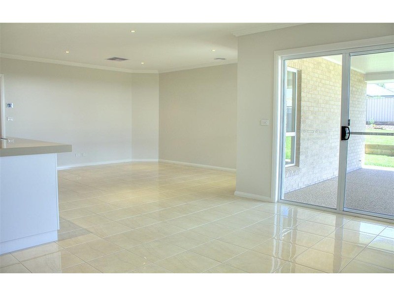 8 Bogong Crescent, Lloyd NSW 2650