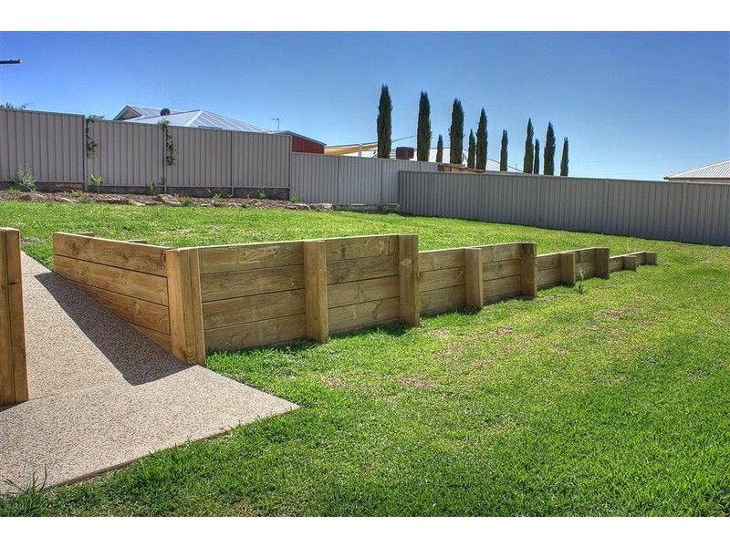 8 Bogong Crescent, Lloyd NSW 2650