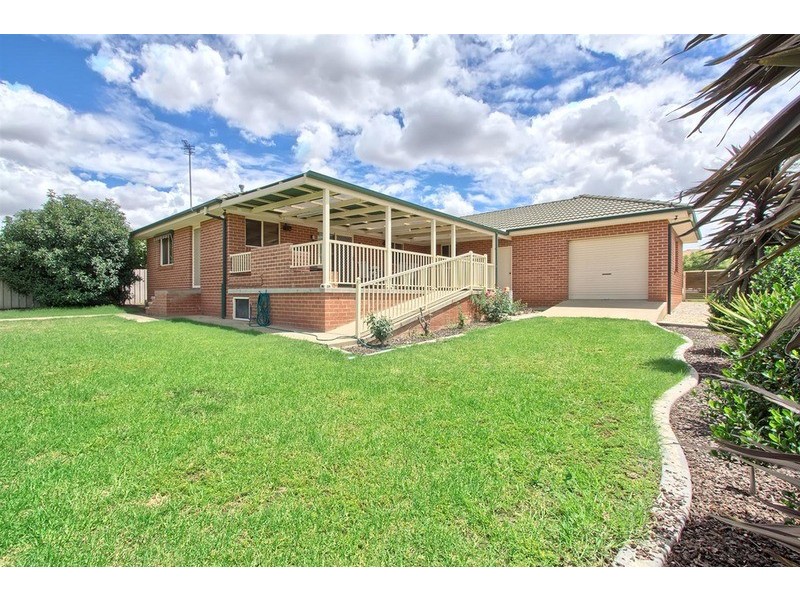 13  Kirrang  Avenue, Glenfield Park NSW 2650