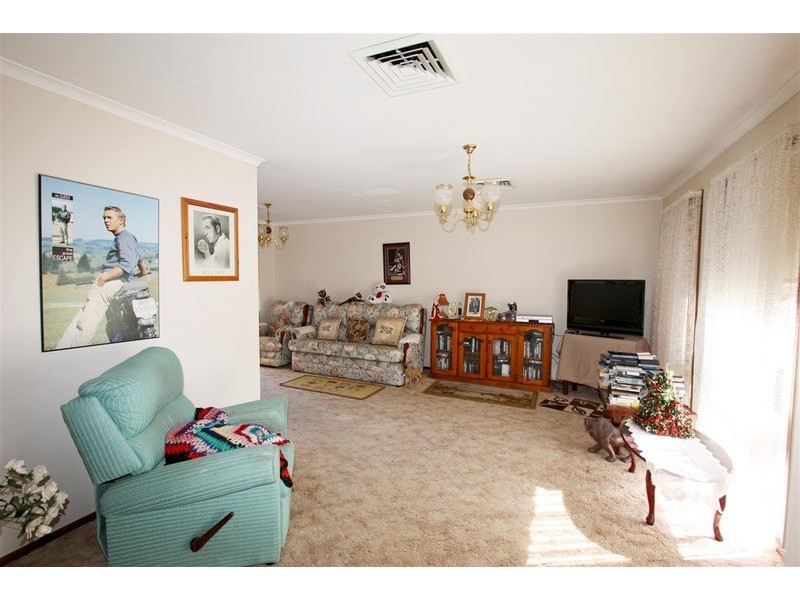 8 Amsterdam Crescent, Tolland NSW 2650