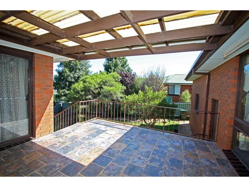 8 Amsterdam Crescent, Tolland NSW 2650
