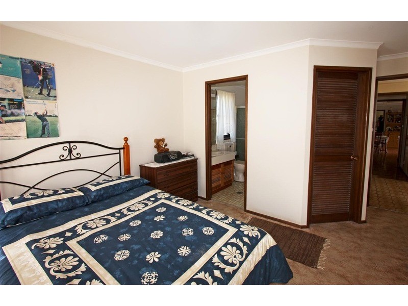 8 Amsterdam Crescent, Tolland NSW 2650