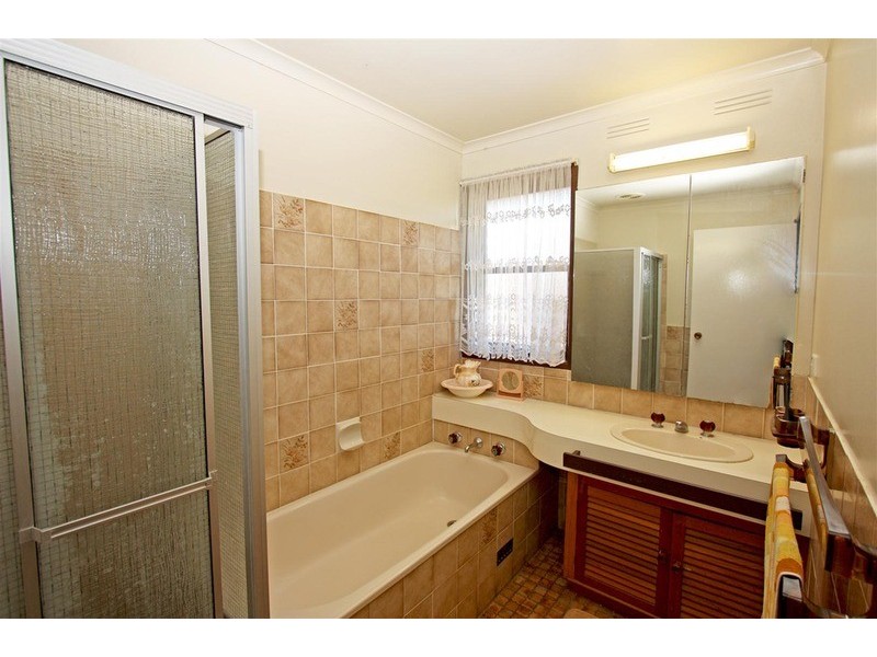 8 Amsterdam Crescent, Tolland NSW 2650