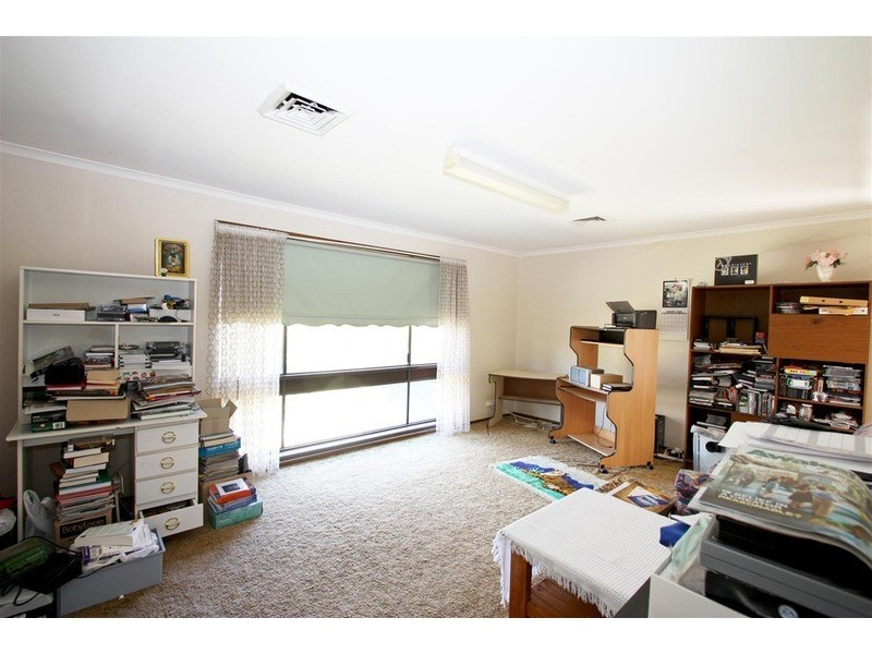 8 Amsterdam Crescent, Tolland NSW 2650