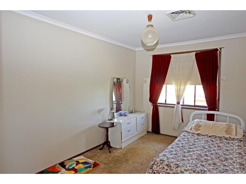 8 Amsterdam Crescent, Tolland NSW 2650