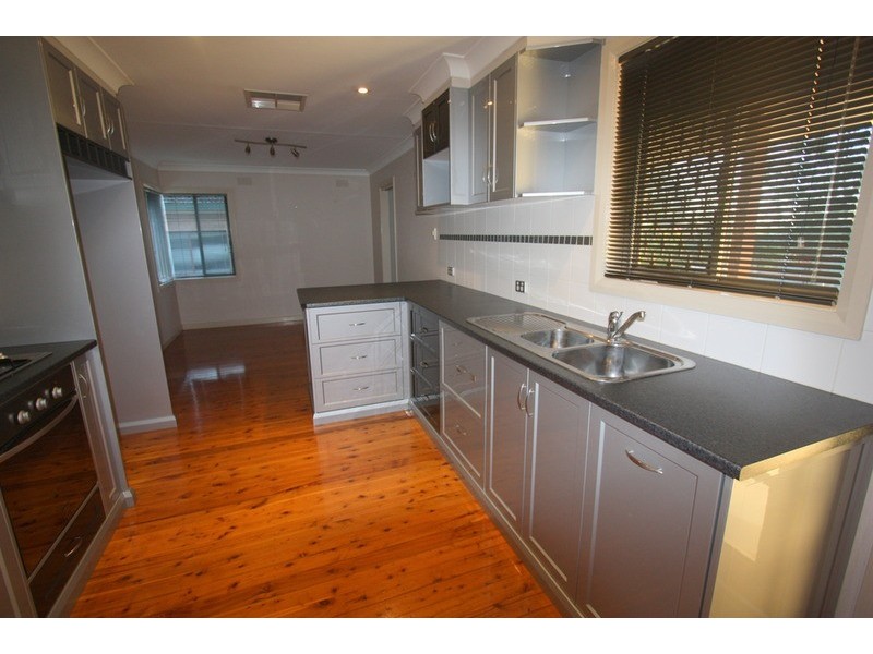 55 Nixon  Crescent, Tolland NSW 2650