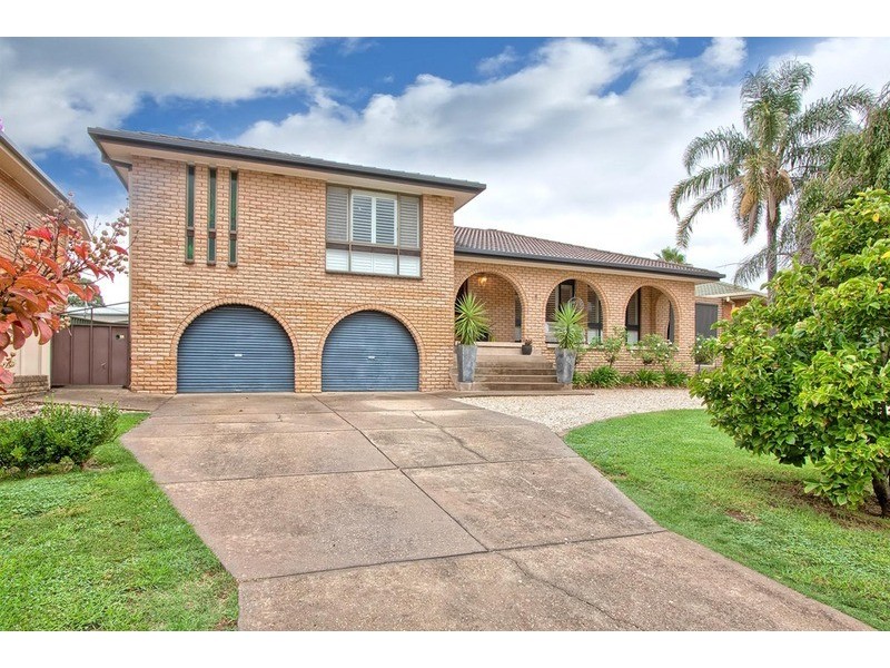 8 Eastlake  Drive, Lake Albert NSW 2650