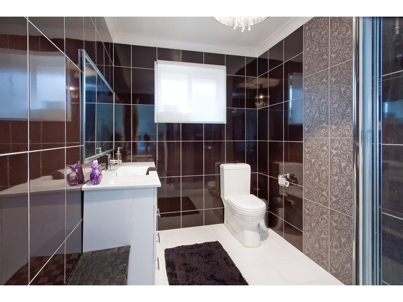 8 Eastlake  Drive, Lake Albert NSW 2650