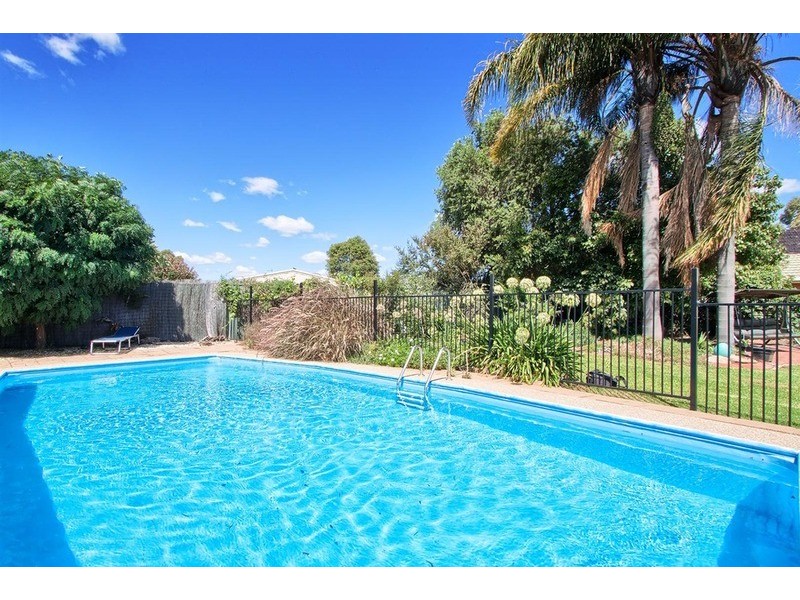 8 Eastlake  Drive, Lake Albert NSW 2650