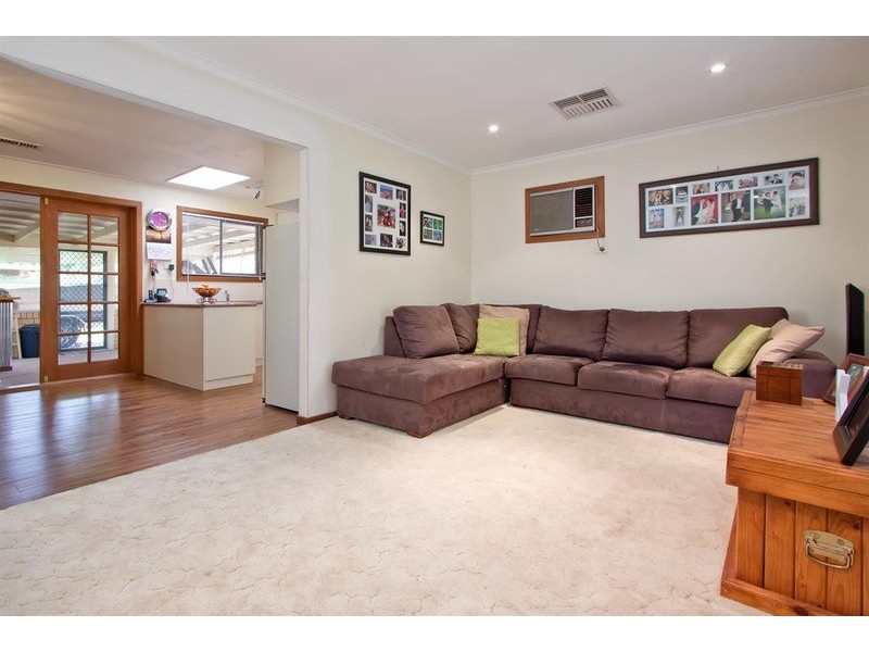 8 Ontario Drive, Lake Albert NSW 2650