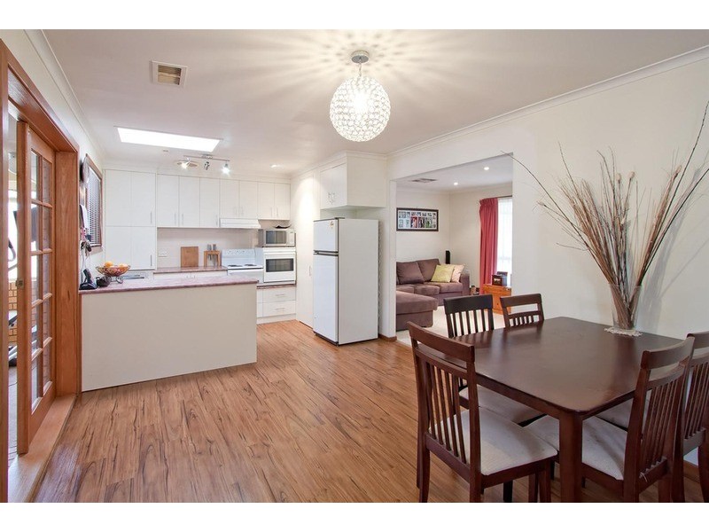 8 Ontario Drive, Lake Albert NSW 2650