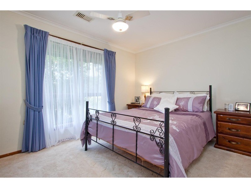 8 Ontario Drive, Lake Albert NSW 2650
