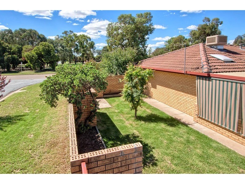 8 Ontario Drive, Lake Albert NSW 2650