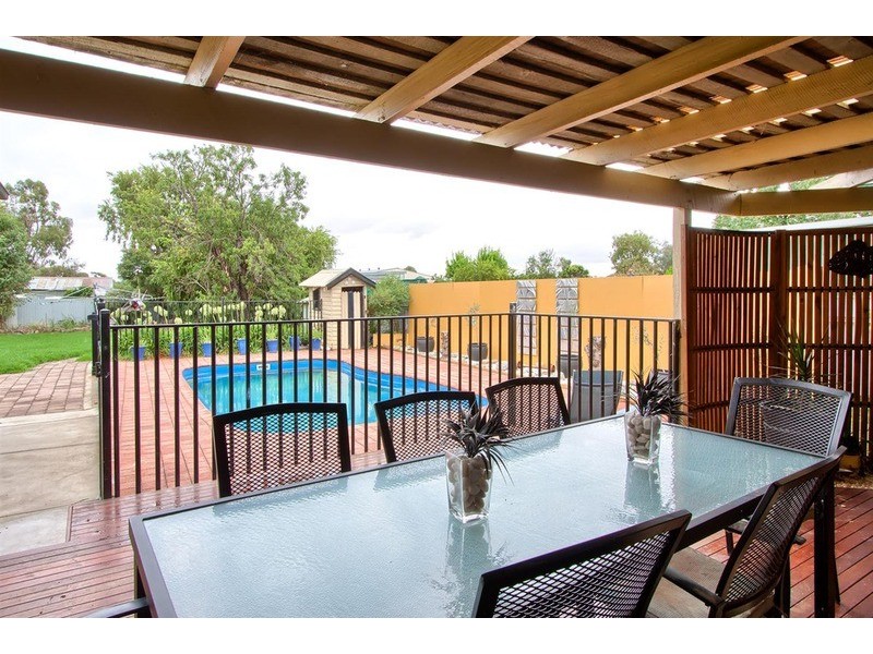 6 Hampden Avenue, North Wagga Wagga NSW 2650