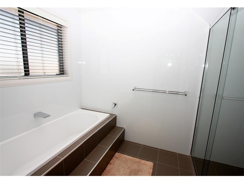 6 Kyalla Place, Bourkelands NSW 2650