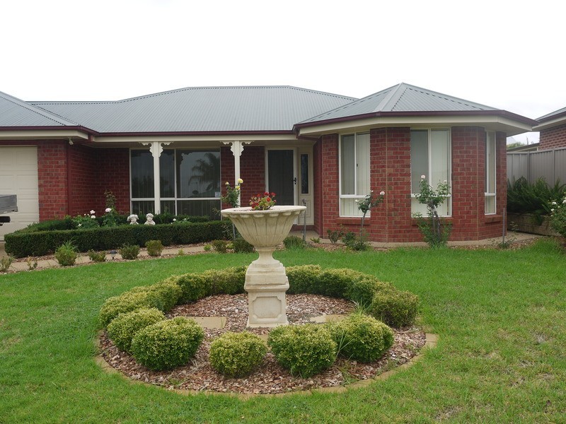 4 Dobell Street, Lloyd NSW 2650