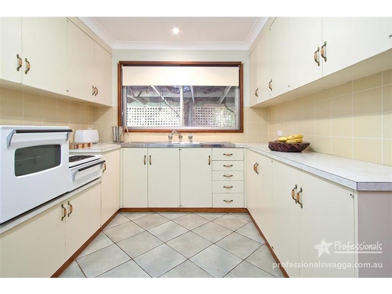 6 Truman Avenue, Tolland NSW 2650
