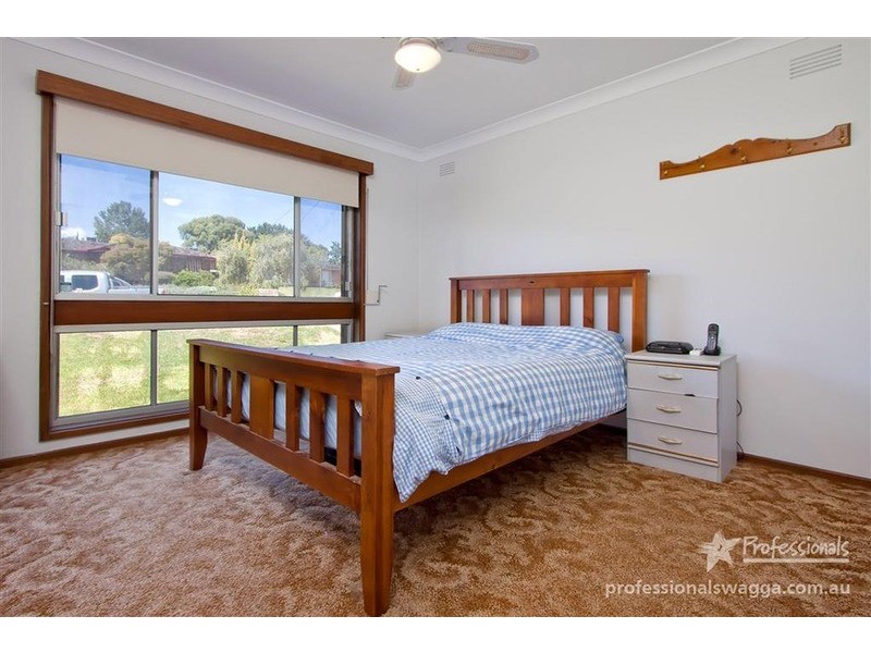 6 Truman Avenue, Tolland NSW 2650