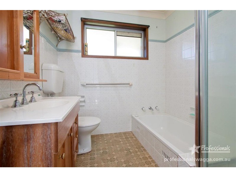 6 Truman Avenue, Tolland NSW 2650