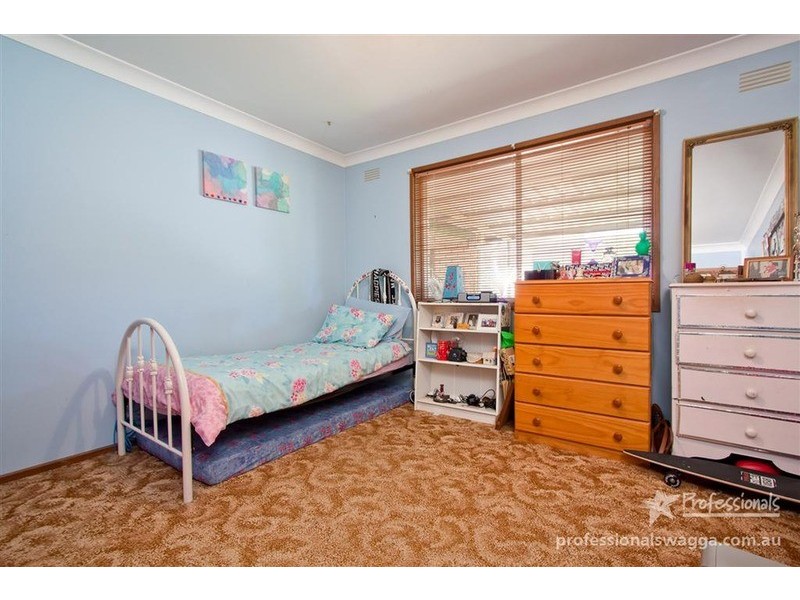 6 Truman Avenue, Tolland NSW 2650