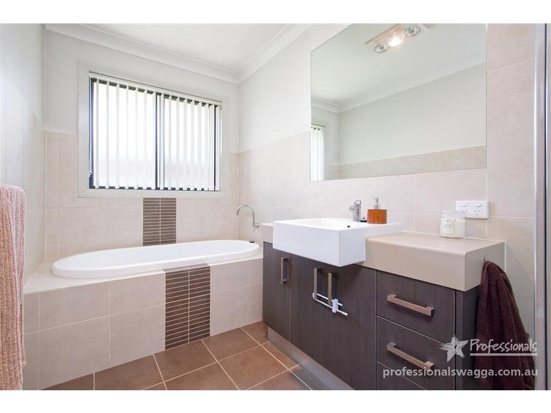 29  Yarrawah Crescent, Bourkelands NSW 2650