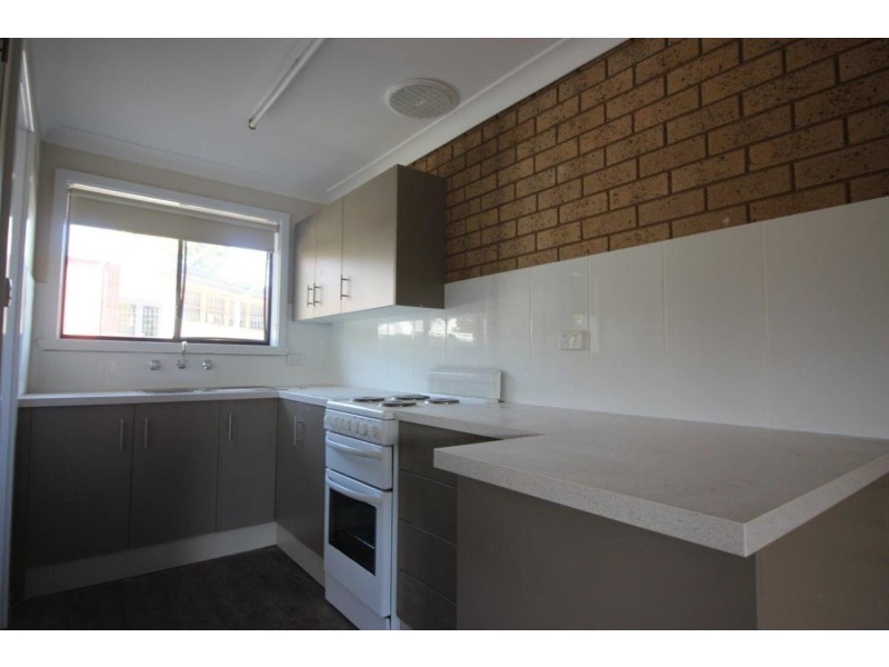 2/2 Cooinbil Crescent, Kooringal NSW 2650