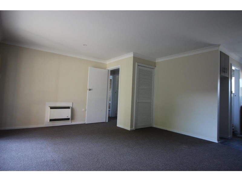 2/2 Cooinbil Crescent, Kooringal NSW 2650