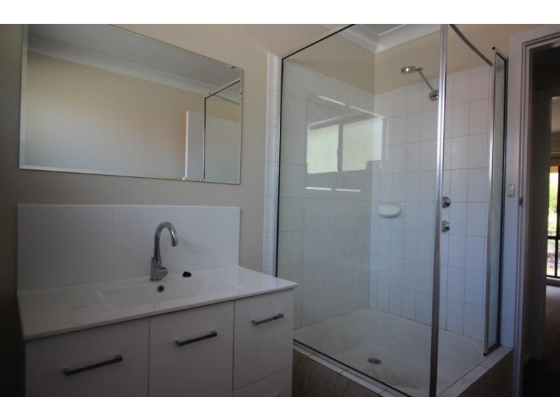 2/2 Cooinbil Crescent, Kooringal NSW 2650