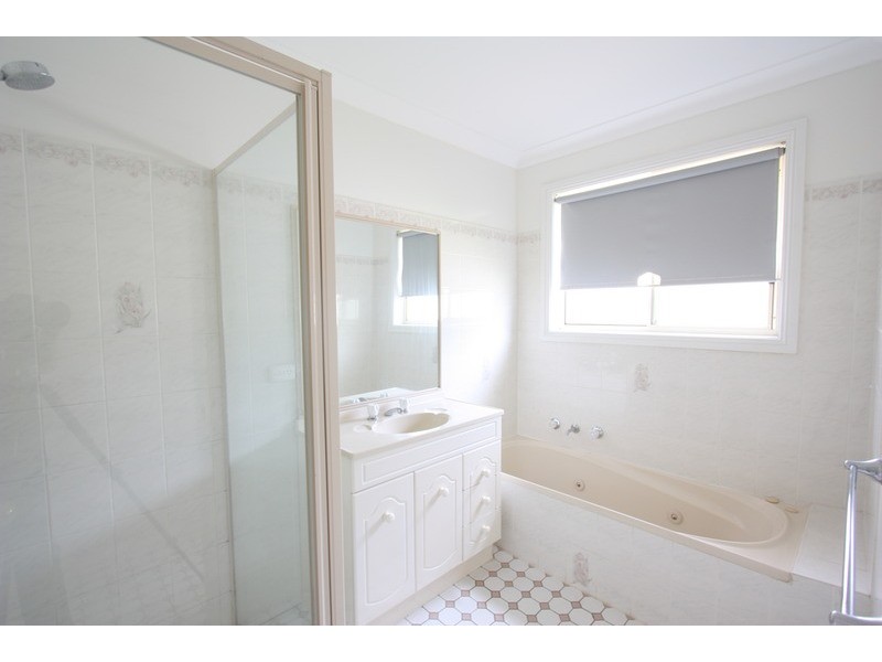 2/8 Malebo  Place, Tatton NSW 2650