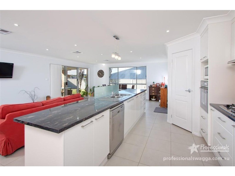 16 Dundale Crescent, Estella NSW 2650
