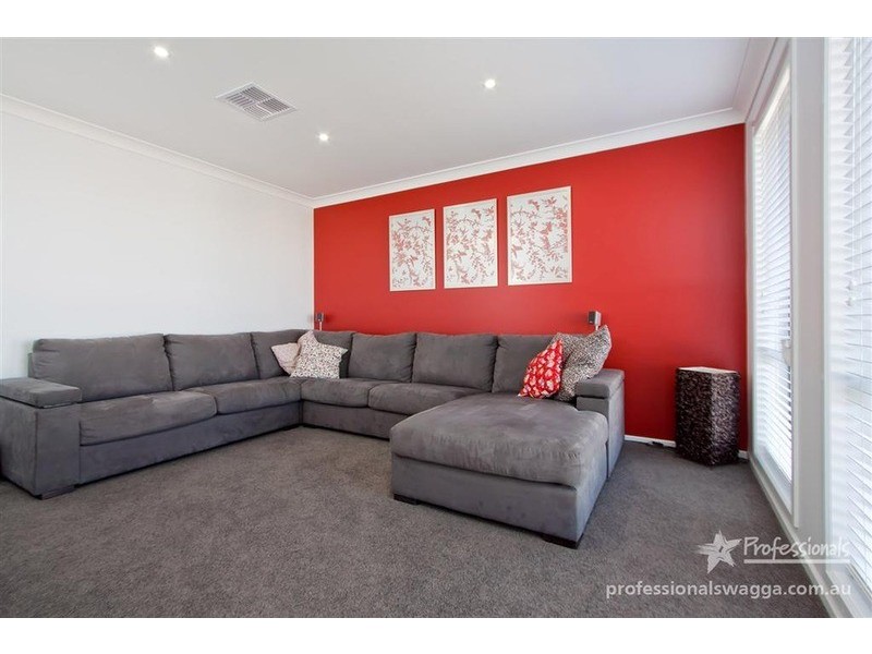 16 Dundale Crescent, Estella NSW 2650