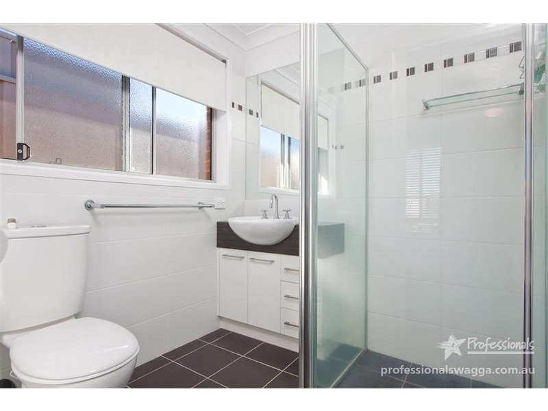 16 Dundale Crescent, Estella NSW 2650