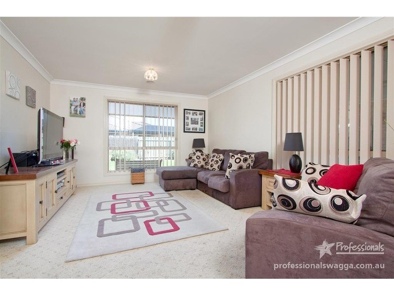 65 Jack Avenue, Mount Austin NSW 2650