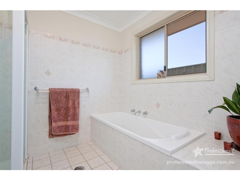 65 Jack Avenue, Mount Austin NSW 2650