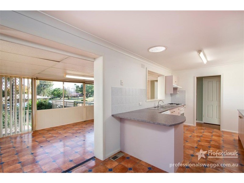26 Fairbairn  Crescent, Kooringal NSW 2650