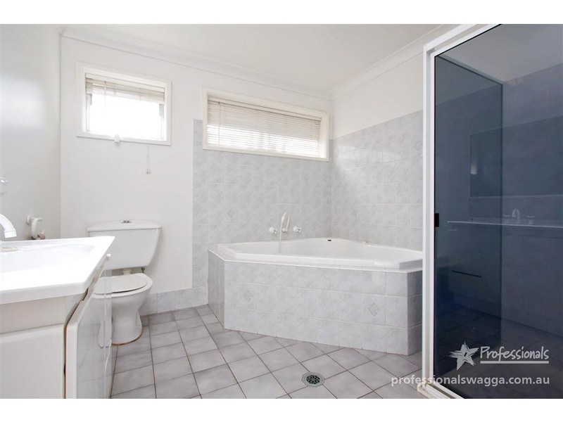 26 Fairbairn  Crescent, Kooringal NSW 2650