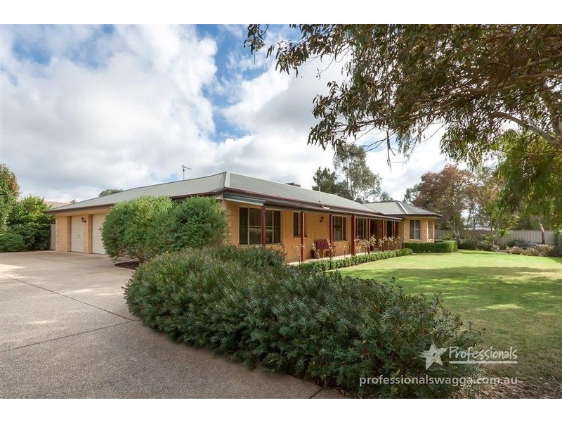 3 Lake Street, Lake Albert NSW 2650