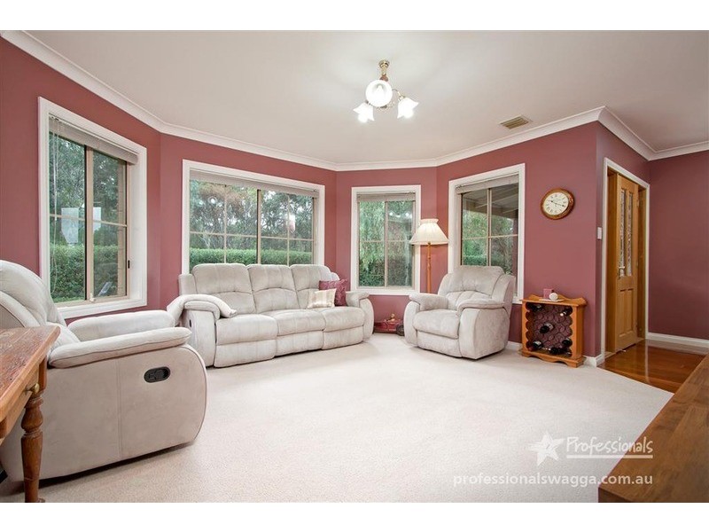 3 Lake Street, Lake Albert NSW 2650