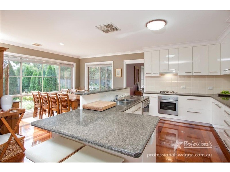 3 Lake Street, Lake Albert NSW 2650