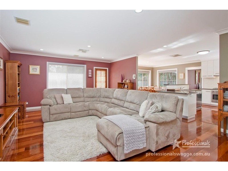 3 Lake Street, Lake Albert NSW 2650