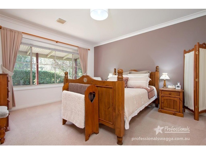 3 Lake Street, Lake Albert NSW 2650