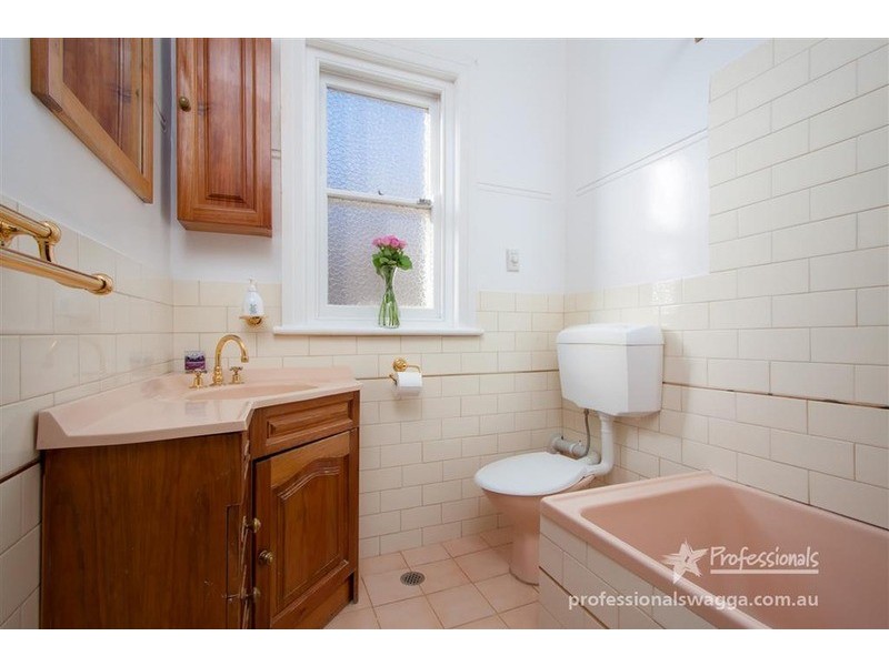 6 Richard Street, Turvey Park NSW 2650
