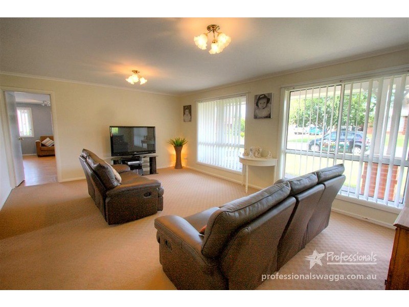 1 Jabiru Place, Glenfield Park NSW 2650