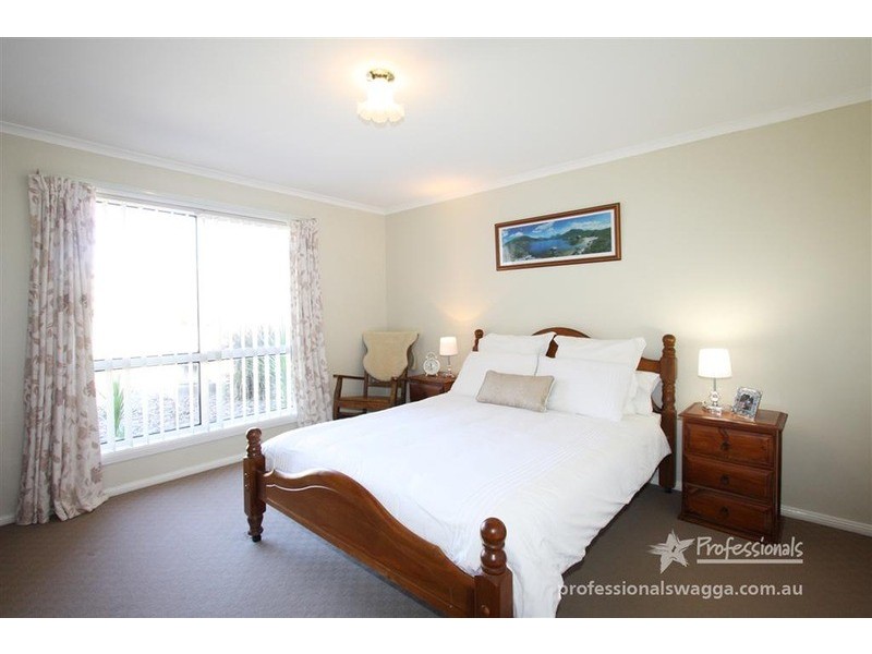 1 Jabiru Place, Glenfield Park NSW 2650