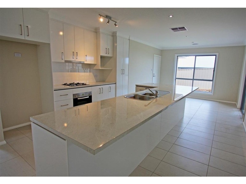 11 Burrundulla Street, Bourkelands NSW 2650